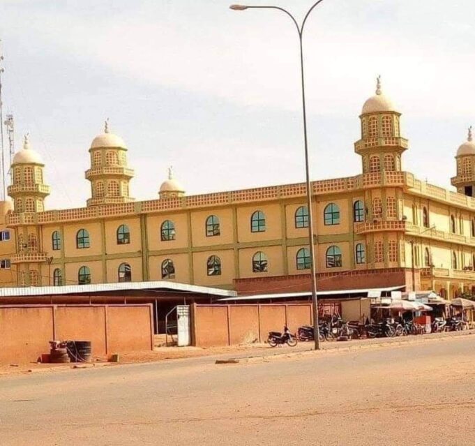 Ouagadougou: la grande mosquée du mouvement sunnite fermée jusqu’à nouvel ordre