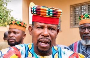 Burkina: un chef coutumier décoiffé pour «attitudes indignes»
