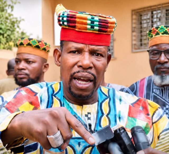 Burkina: un chef coutumier décoiffé pour «attitudes indignes»
