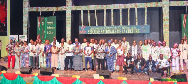Photo de famille des autorités et des lauréats