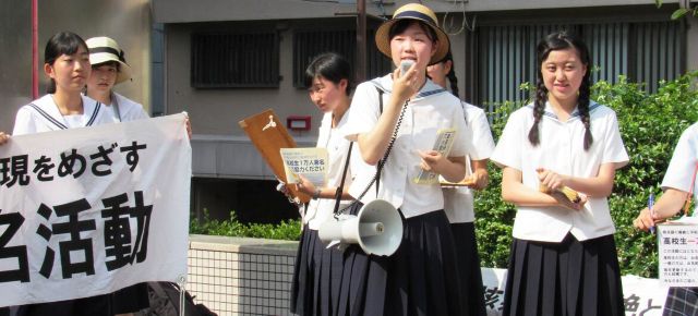 Une lycéenne à Nagasaki recueille des signatures pour l'éradication des armes nucléaires
