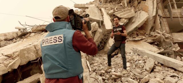 ONU Info Le journaliste palestinien Mohammed Abu Namous et son collègue couvrent l'impact de la guerre à Gaza. Le HCDH a vérifié le meurtre de près de 300 journalistes depuis octobre 2023.