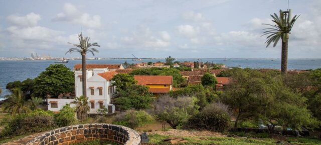 © Ina Makosi Au large des côtes du Sénégal, en face de Dakar, Gorée a été du XVe au XIXe siècle le plus grand centre de commerce d'esclaves de la côte africaine.