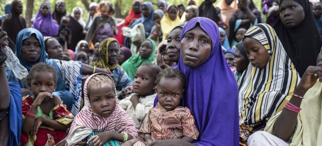 WFP/Arete/Siegfried Modola Des mères déplacées et leurs enfants dans l'État de Borno, au nord-est du Nigéria.