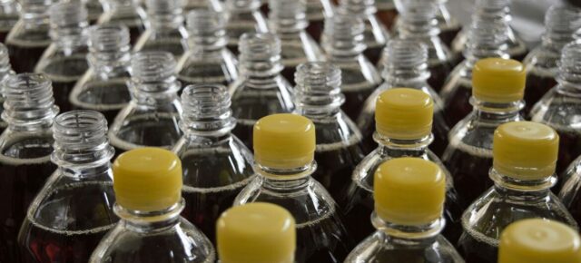 © Unsplash / Arshad Pooloo De nombreux produits en plastique, comme les bouteilles de boissons, sont conçus pour un usage unique.
