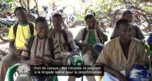 Port de casque: des citoyens et la Brigade Laabal main dans la main pour la sensibilisation