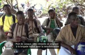 Port de casque: des citoyens et la Brigade Laabal main dans la main pour la sensibilisation
