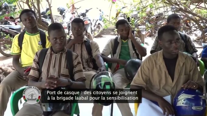 Port de casque: des citoyens et la Brigade Laabal main dans la main pour la sensibilisation