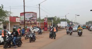 Burkina: les motos de 50 à 125 cm³ de cylindrée doivent circuler sur la piste cyclable