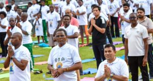 A Ouagadougou chacun avec son tapis ou natte au rythme du Yoga