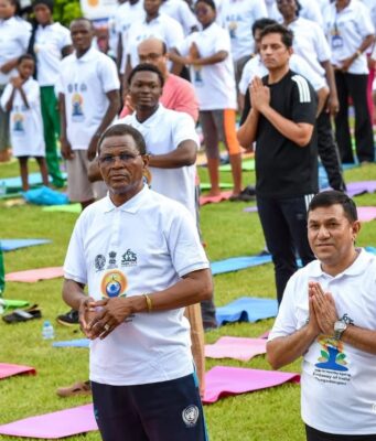 A Ouagadougou chacun avec son tapis ou natte au rythme du Yoga