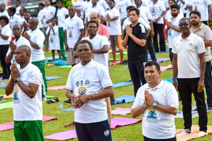A Ouagadougou chacun avec son tapis ou natte au rythme du Yoga
