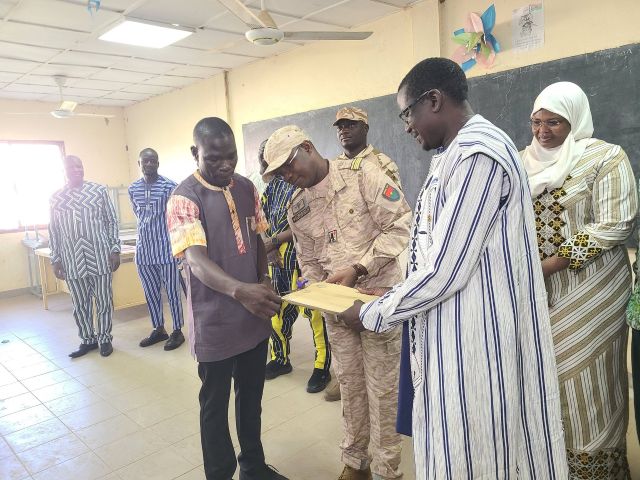 Le ministre d'Etat, le commandant Ismaël Sombié procédédant à l'ouverture de l'envéloppe contenant le sujet d'évaluation