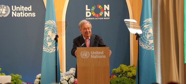 Le secrétaire général de ONU , António Guterres, prend la parole à la tribune lors d'un événement de la Semaine de l'action climatique à Londres