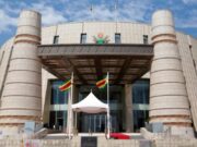 Zimbabwe: un projet de réforme constitutionnelle pourrait prolonger le pouvoir de Mnangagwa jusqu’en 2030
