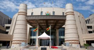 Zimbabwe: un projet de réforme constitutionnelle pourrait prolonger le pouvoir de Mnangagwa jusqu’en 2030