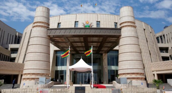 Zimbabwe: un projet de réforme constitutionnelle pourrait prolonger le pouvoir de Mnangagwa jusqu’en 2030
