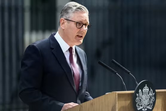 Le premier ministre britannique, Keir Starmer, s’exprime devant le 10 Downing Street, à Londres, lundi 22 juin 2026. TOBY SHEPHEARD/REUTERS