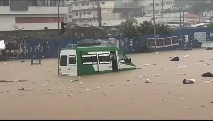 Intempéries à Abidjan: une vingtaine de morts et de dégâts après des pluies diluviennes