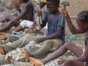 Travail des enfants: l’ONU brandit le carton rouge