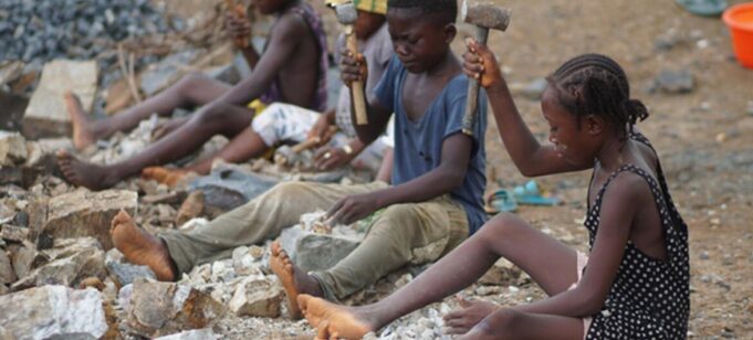 Travail des enfants: l’ONU brandit le carton rouge