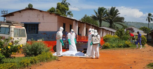 © OMS/Joël Lumbala Des agents de santé interviennent face à l'épidémie d'Ebola dans l'est de la RDC.