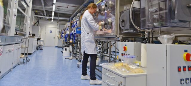 © IAEA Une employée de l'AIEA analyse des matériaux dans le laboratoire de plutonium de l'agence onusienne en Autriche.