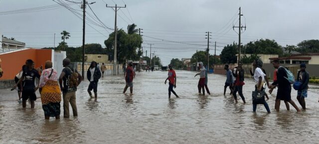 © UNICEF/Guy Taylor Des habitants marchent dans une rue inondée après des pluies extrêmes à Xai Xai, dans la province de Gaza au Mozambique.