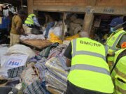 Ouagadougou: plus de 16 141 pagnes et 4 672 rouleaux de fil retirés du marché