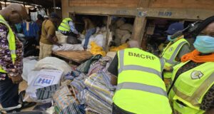 Ouagadougou: plus de 16 141 pagnes et 4 672 rouleaux de fil retirés du marché