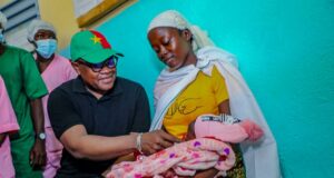 Burkina/Matiacoali: le 1er bébé, la 1ère césarienne, un sourire qui raconte tout