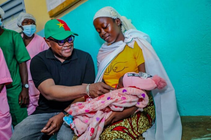 Burkina/Matiacoali: le 1er bébé, la 1ère césarienne, un sourire qui raconte tout