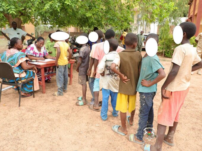 Burkina: 1 911 personnes dont 1 396 enfants retirées de la rue en dix jours