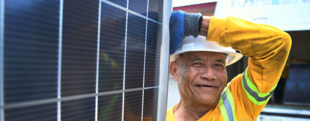 © PNUD Un ouvrier installe des panneaux solaires à Lanao del Sur, aux Philippines.