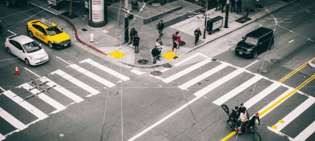 Unsplash/Yoel J Gonzalez Des personnes attendent un changement de feu à un passage pour piétons à San Francisco, aux États-Unis.