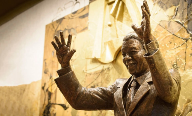 Photo ONU/Ariana Lindquist Une statue de Nelson Mandela au siège de l'ONU à New York.