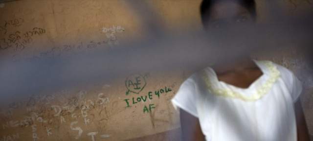 © UNICEF/Ron Haviv L'ONU a constaté que les personnes victimes de la traite des êtres humains et forcées à travailler dans des centres d'escroquerie sont victimes de torture, d'abus sexuels et de conditions semblables à celles de la prison.