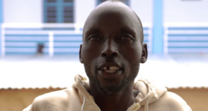 «Me faire soigner rapidement m’a sauvé la vie»: Justin Singo Nguma, survivant d’Ebola