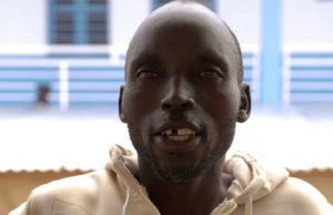 «Me faire soigner rapidement m’a sauvé la vie»: Justin Singo Nguma, survivant d’Ebola