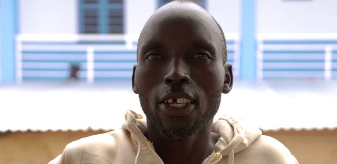 «Me faire soigner rapidement m’a sauvé la vie»: Justin Singo Nguma, survivant d’Ebola