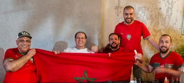 Ils brandissent fièrement le drapeau national