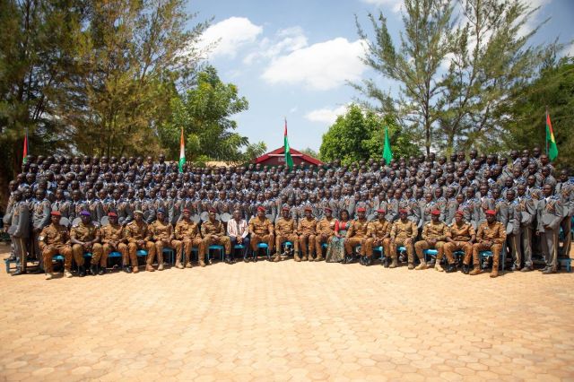 Une photo de famille de la 14e promotion de l'ENSOA et des officiels