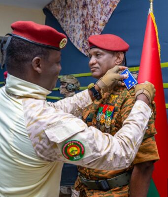 Burkina/Armée: les nouveaux généraux reçoivent leurs attributs