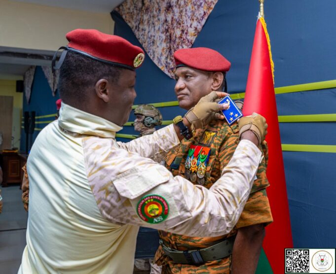 Burkina/Armée: les nouveaux généraux reçoivent leurs attributs