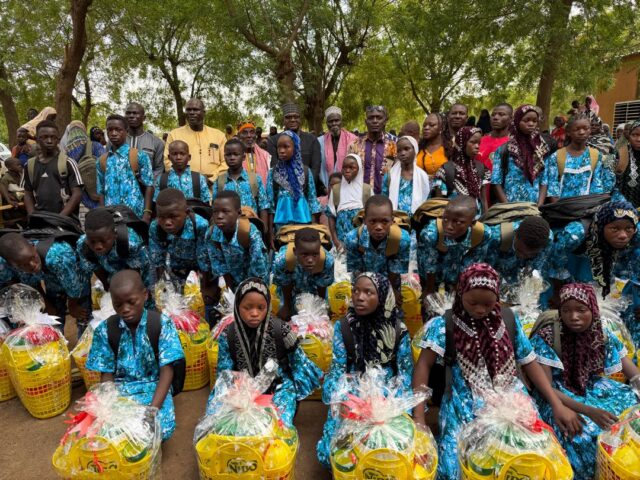 Photo de famille entre autorités et élèves
