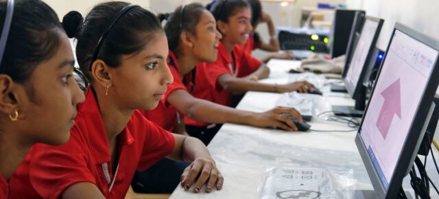 © UNICEF/Srikanth Kolari Des adolescentes apprennent l'informatique dans une école primaire en Inde.