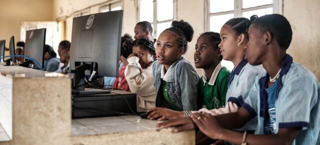 © UNICEF / Safidy Andrianantenain Des élèves d'une école de Taolagnaró, à Madagascar, travaillent pour la première fois dans leur nouveau laboratoire informatique.