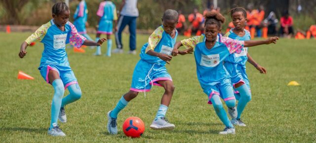 © UNICEF/Josue Mulala Des filles jouent au football en République démocratique du Congo.