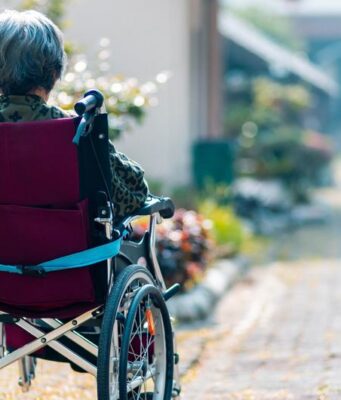 Démence: près de la moitié des cas pourraient être évités, selon l’OMS