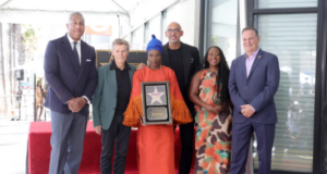 Angélique Kidjo, première chanteuse africaine à obtenir son étoile sur l’Allée des célébrités d’Hollywood